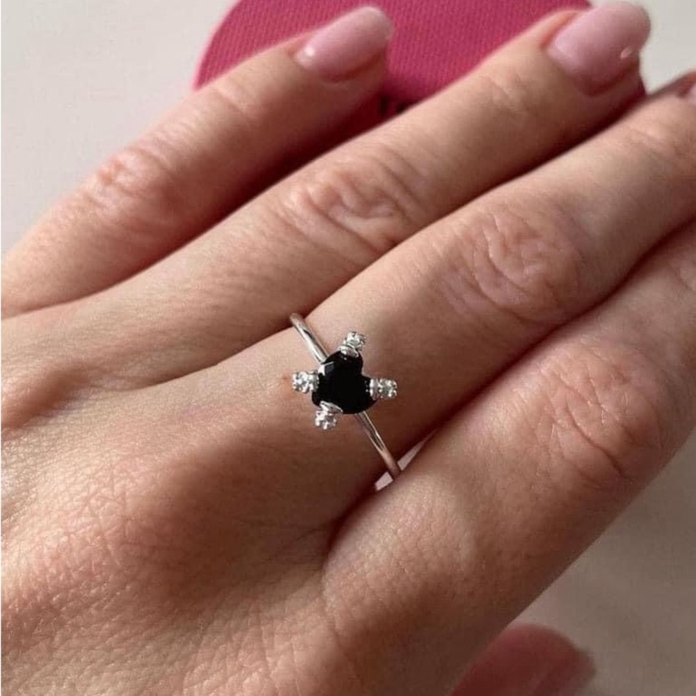 - 8 size Elegant Silver and Black Stone Ring